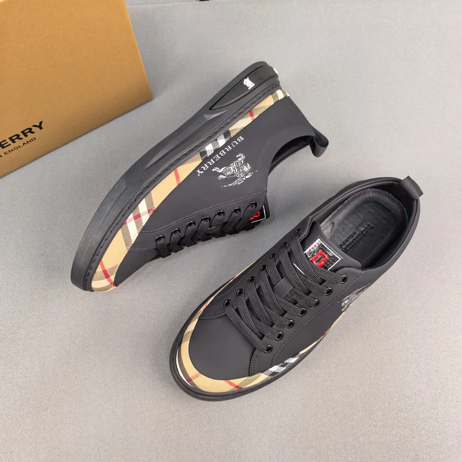 Burberry [Burberry] men's shoes 💰400💰. Fashionable sports and casual shoes, the upper is made of first-layer cowhide with plaid material, first-layer pigskin lining, and rubber outsole. Men's size 38-44.